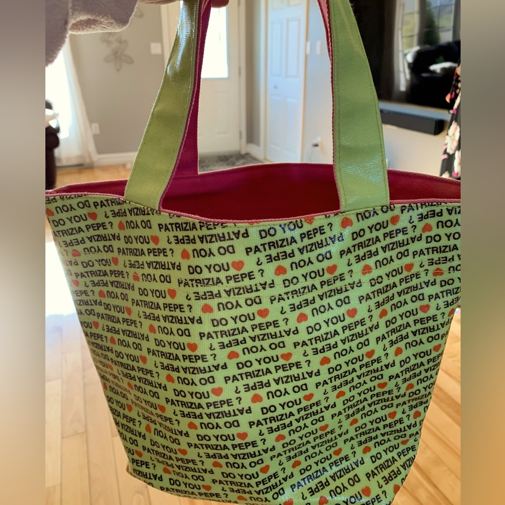 Cute bag you can wear in both color. Green as leather and pink as fabric